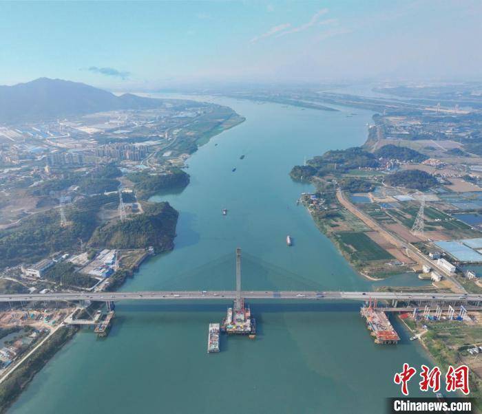 深江鐵路項目跨磨刀門水道主橋首片鋼桁梁架設成功:鋼笆片
