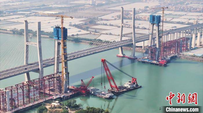深江鐵路項目跨磨刀門水道主橋首片鋼桁梁架設成功:鋼笆片
