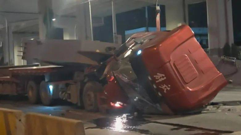 事發(fā)上海寶山！貨車剎車時<strong></p>
<p>鋼笆片
</strong>，車載鋼構(gòu)件前沖撞翻駕駛室！現(xiàn)場一片狼藉:鋼笆片
