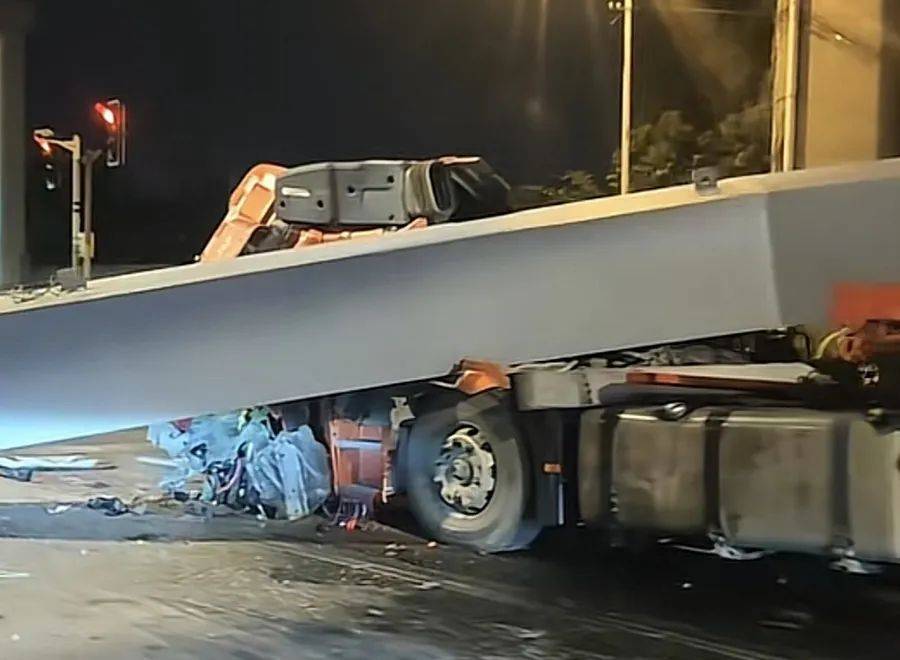 事發(fā)上海寶山！貨車剎車時<strong></p>
<p>鋼笆片
</strong>，車載鋼構(gòu)件前沖撞翻駕駛室！現(xiàn)場一片狼藉:鋼笆片

